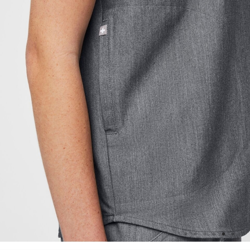 FIGS Medical Uniform for women scrub top M US, COLOR Graphite 3 pockets. - Picture 5 of 13
